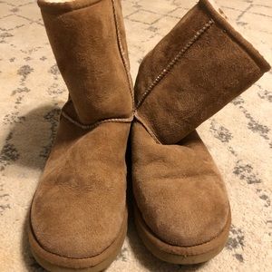 UGG women’s classic short boots, size 7